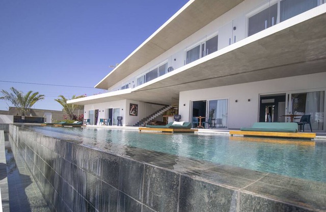 Luxury Suite - Infinity Pool + Jacuzzi