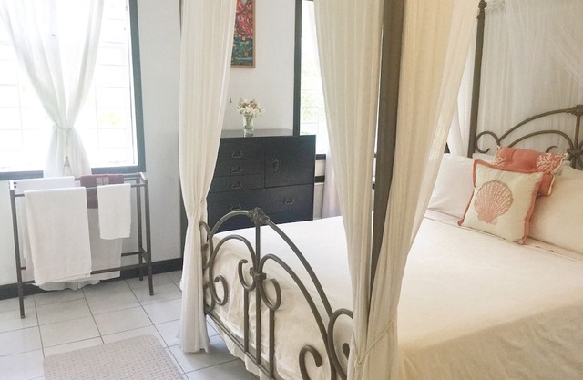 Luxurious Eco friendly, Vegetarian Suite in the Hummingbird Apartment