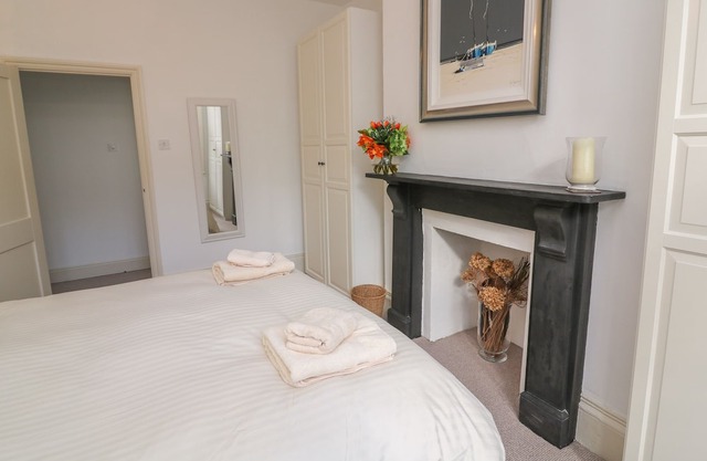 1 North Crest House, SALCOMBE