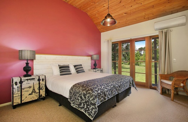 Beechworth Cedar Cottages - spacious, private 2 Bedroom cottage close to town