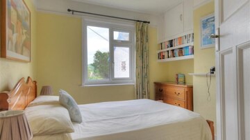 Tillicum - Four Bedroom House, Sleeps 8