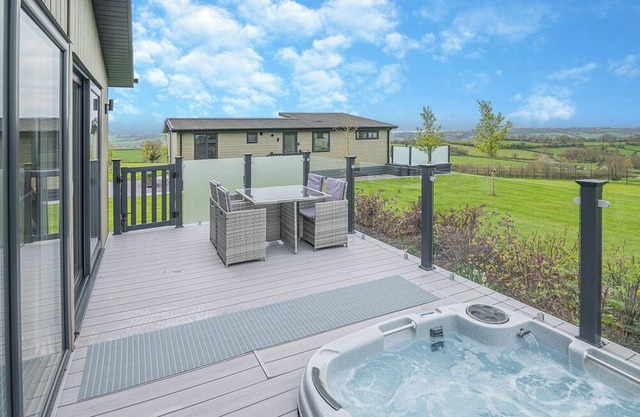 2 bedroom accommodation in Midsomer House, East Compton