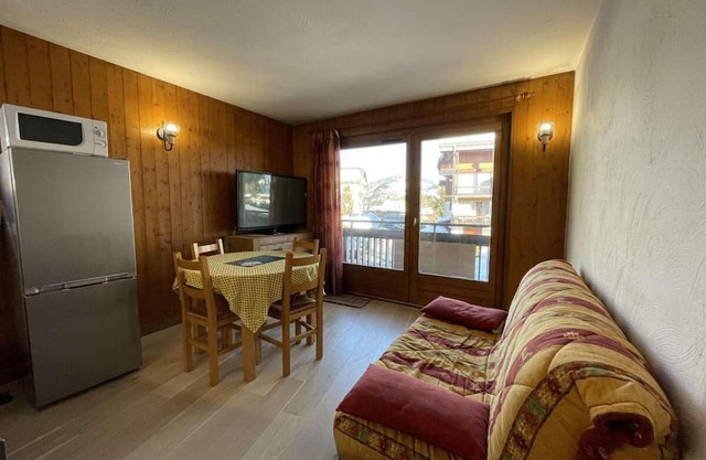 300m from resort center, 1st floor, view mountain, balcony, parking, tv, ski locker, 29m²