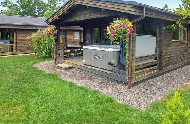 Timber lodge with one double and one twin.