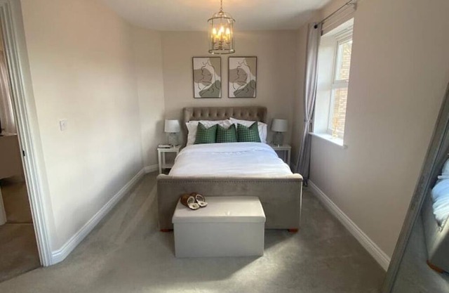 🏡 Stylish 2-Bed Top Floor Apartment Near Moulton Park & Bradlaugh Fields