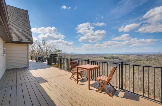 New - Front Royal Hilltop Cabin w/Panoramic Views!