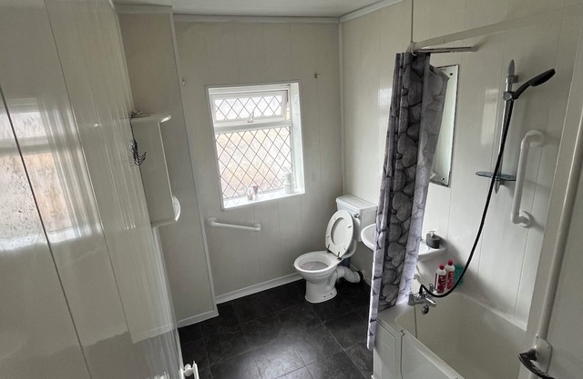3 bedroom house in a family neighbourhood, suitable for work commute