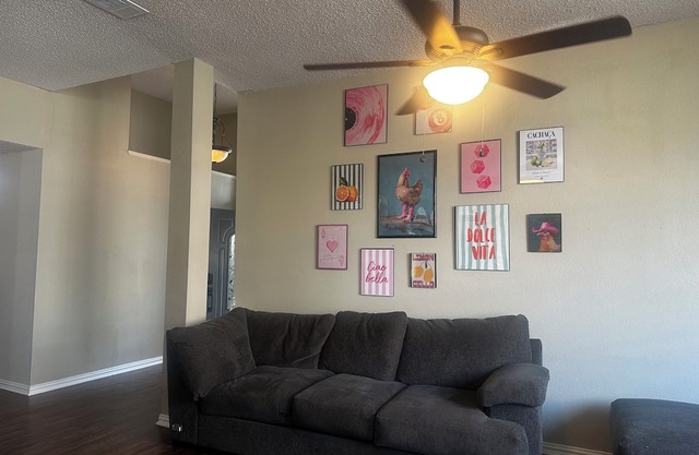 Spacious 4-bedroom house in peaceful Arlington with pool/hot tub/game tables