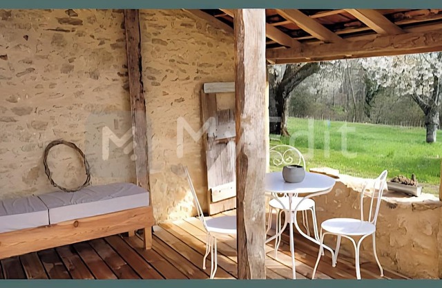 2-person gîte with terrace and swimming pool in the Périgord Noir region