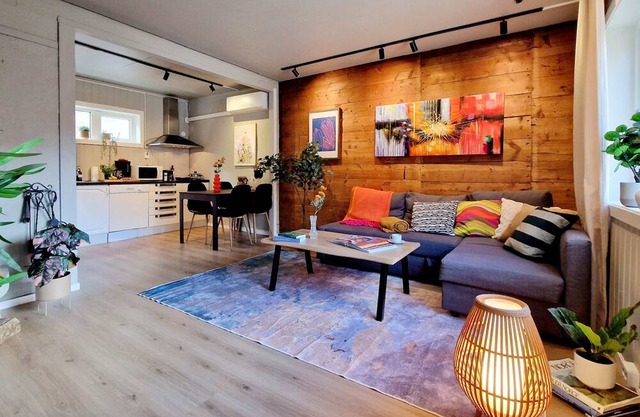 Historic townhouse - 2 baths, 3 floors, 100 percent charm