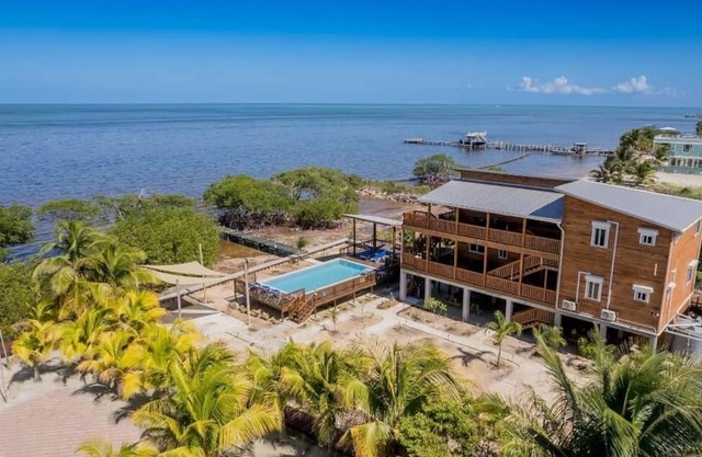 Ocean Front 3 bed/2 Bath Home with Pool - Lower Unit
