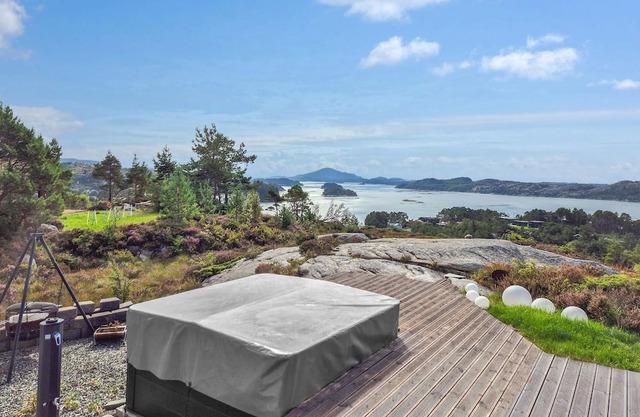 Beautiful home in Fitjar with house sea view