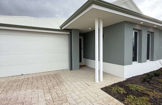 A beautiful 4x2 home on the Swan Valley door stop. Light and airy, 2 living rooms, separate laundry, large fully fenced backyard for the kids run around. Quiet street, walking distance to shops.