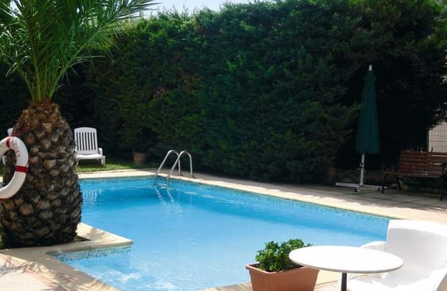 Walking Distance to Downtown Aix-en-Provence! Pet-friendly, Self Parking & Pool!