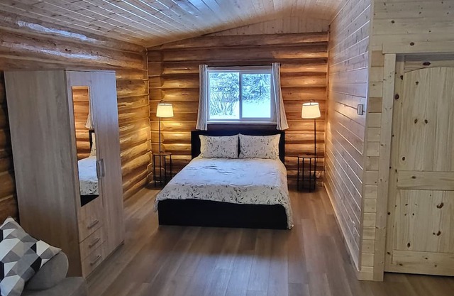 Haworth Cabin - Rustic Retreat with Modern Comforts!