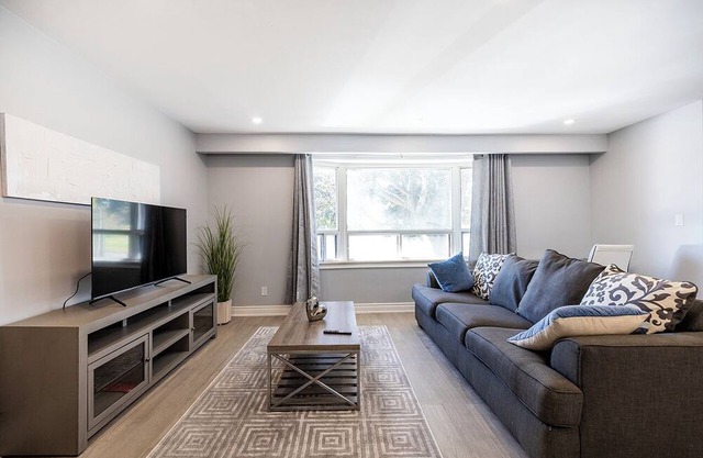 Spacious 3BR Family Stay Hwy 401