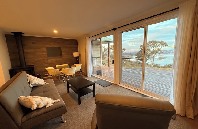 Outstanding lake and alpine views in a cosy rural house.