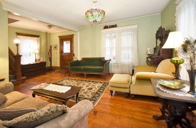 Rose wisteria 4 guests 2 bedrooms-full+queen beds