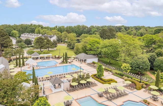 Comfort and Convenience! Full Kitchen, Pools! Perfect for Groups!