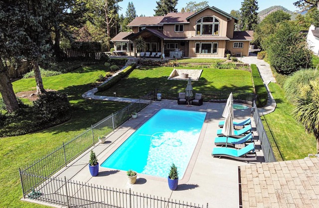 Lovely Riverfront Grants Pass Home: Pool & Hot Tub