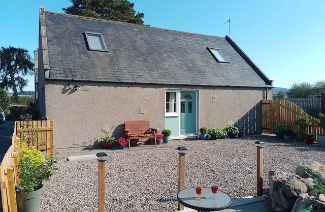 Cosy apartment in beautiful rural Aberdeenshire, convenient for shire and city.