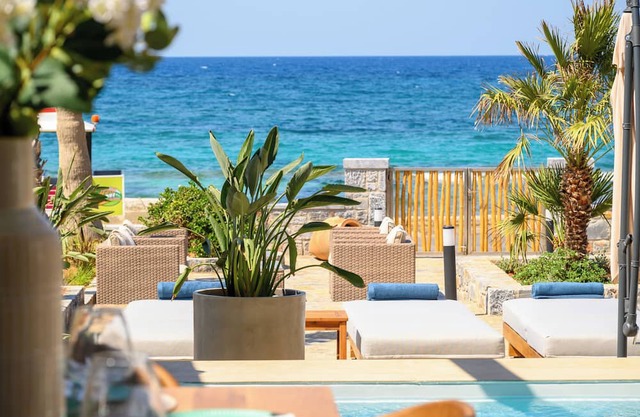 Sabbia Mare BeachFront Villa, steps from Dine&Shop