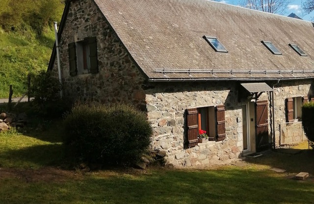 Gîte in Foraine Barn – Stream with Mountain View, Private Terrace and Wi-Fi