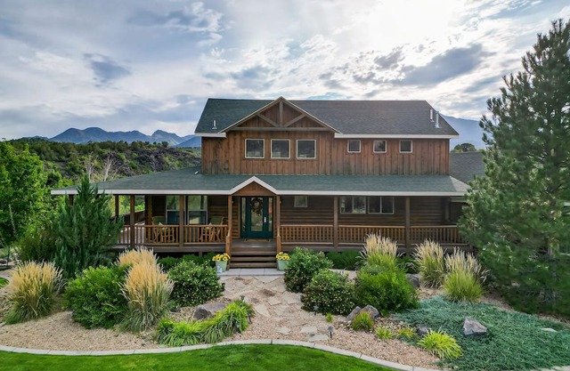 Beautiful log home w/wrap around porch, hot tub & fire pit