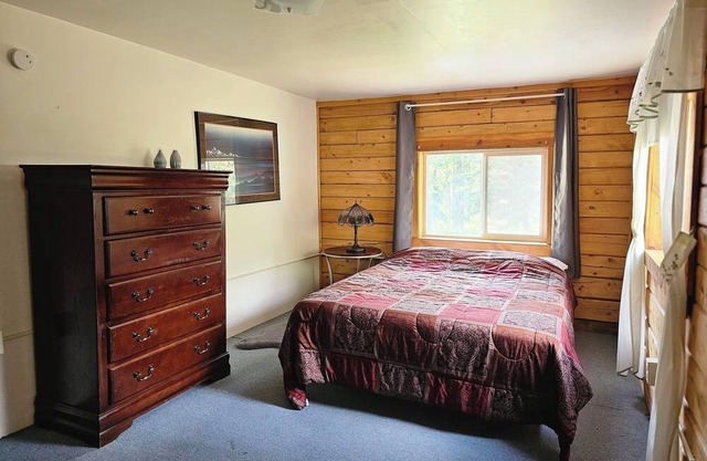 Spruce House: 8 Bedroom Family Cabin