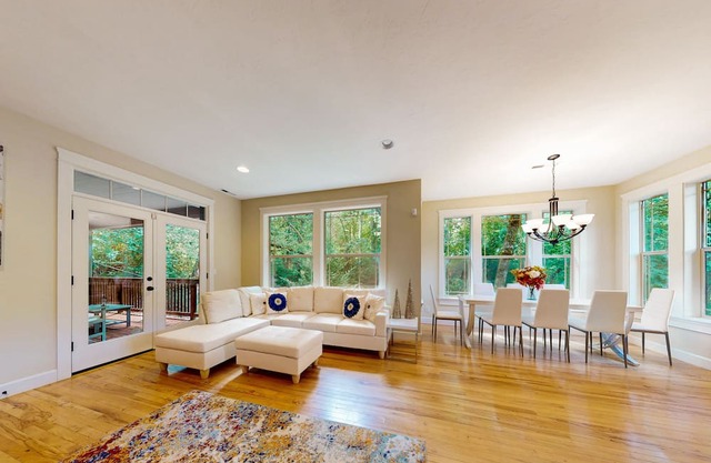 Exclusive Eugene retreat close to university with natural forest calm