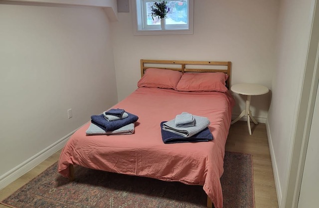 Cosy Apartment in Upper Beaches, Toronto