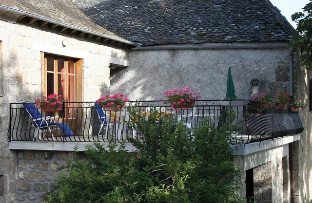 Stone house "la Terrasse" in peaceful hamlet between AUBRAC and VALLÉE DU LOT