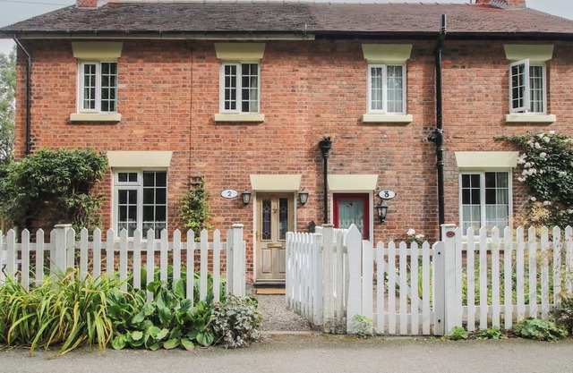 2 AQUEDUCT COTTAGES, pet friendly, character holiday cottage in Chirk