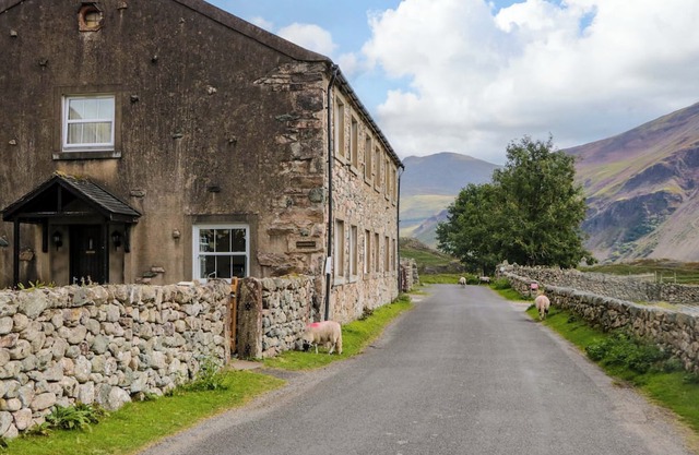 BUCKBARROW, pet friendly, character holiday cottage in Eskdale Valley