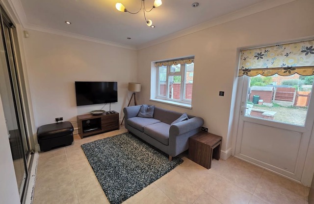 Bright 3BD Family Home with Garden, Barkingside