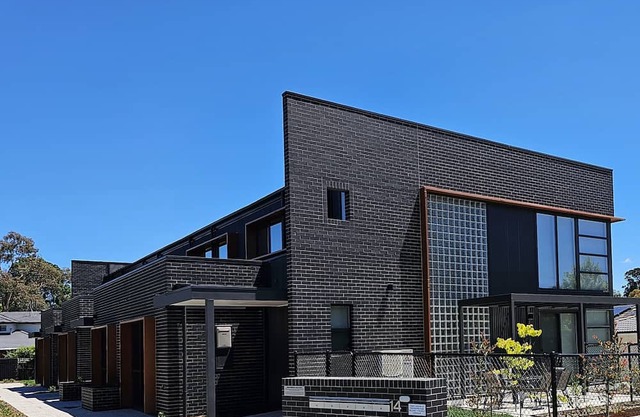 Comtemporary 4bedrm Townhouse with 2 car garage