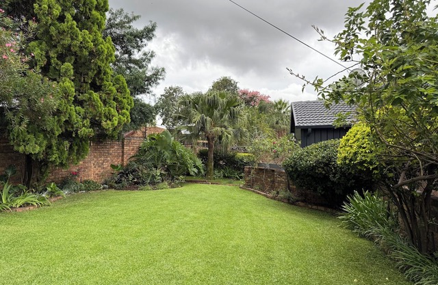 Gorgeous cozy Modern interior 5-bed guesthouse with AC, pool, sauna in Pretoria