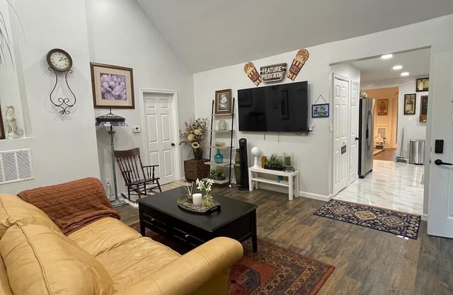 Newly Renovated Modern Bedroom w/Private Bath. Kitchen+Laundry+Free Parking+Yard