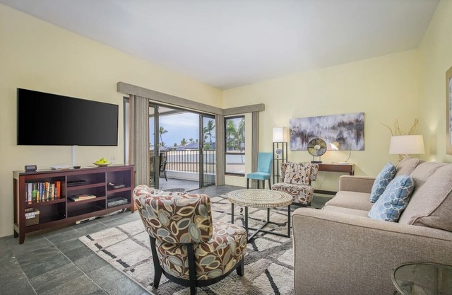 Charming 2 bedroom 2 bath Hotel with AC in Kailua-Kona