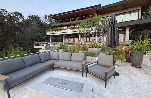 Villa Enlightened/Ocean View/Walk to Beach