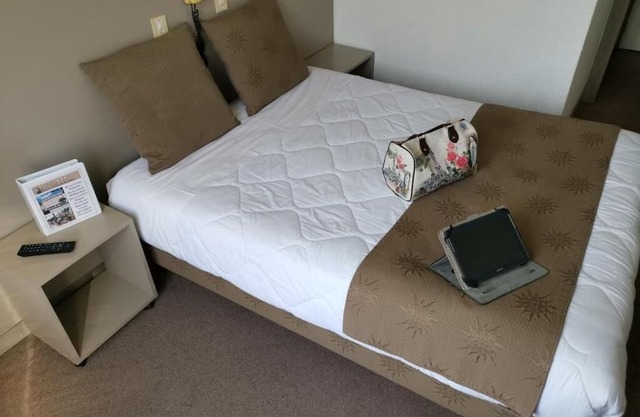 Comfort Stay! Peaceful Retreat near Gazost! Free Parking, Onsite Restaurant!