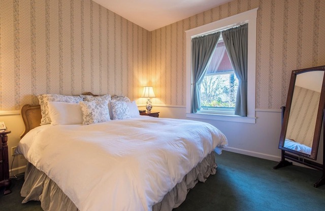 Elegant Suite Near Charles M. Schulz Museum – Perfect for Couples + Wine Lovers