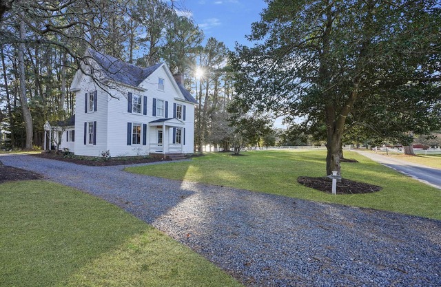 3BR Farmhouse w/Porch, Fire Pit, Horseshoe Pit