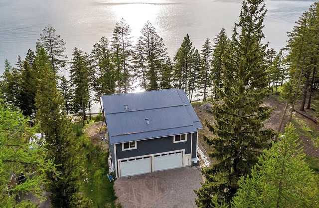 Cozy, Pristine Lakefront Escape for Summer or Winter Fun/Built 2016