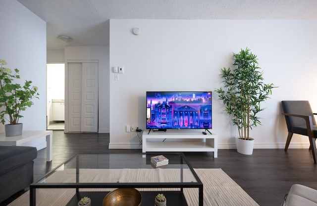 Cozy 1BR Downtown Montreal | Sofa Sleeps 2 | Prime Location