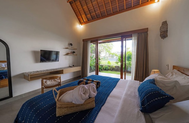 Breezy and quiet 2BR villa with private pool and rice fields view near Canggu