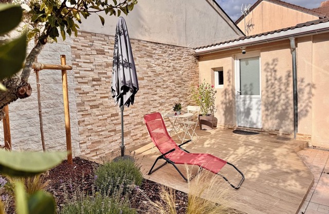 Lovely self-contained studio in Roissy-en-France/Aeroport CDG with airport terrace