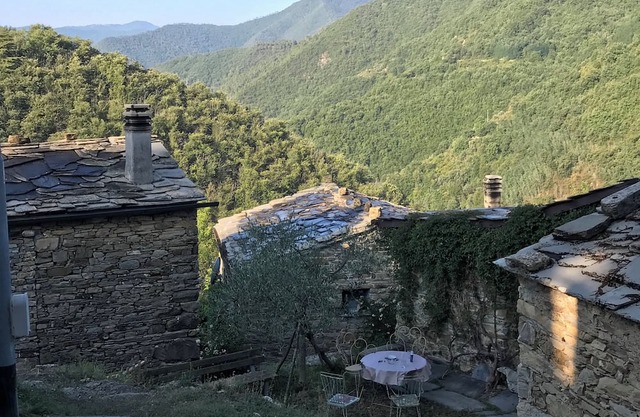 Lovely rustic and cosy 2-bedroom cabin in Carpasio