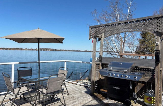 Waterfront Cottage - Fire Pit, Dock, 1Hr from Toronto, Stunning Sunset, Kayak