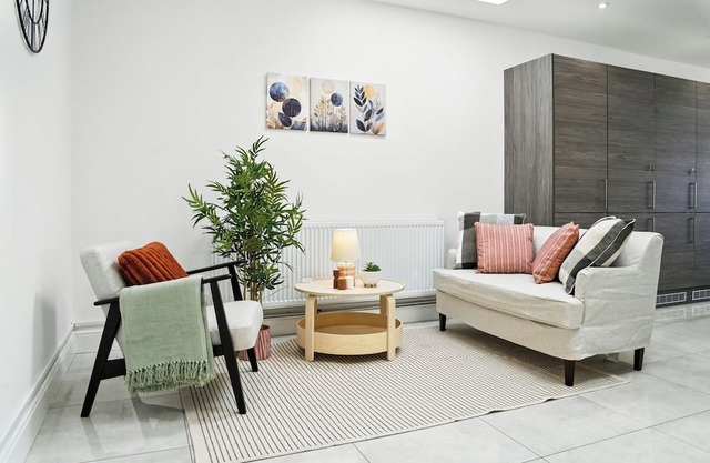 Spacious 6-Bedroom/6-Bathroom Stay in Bloxwich